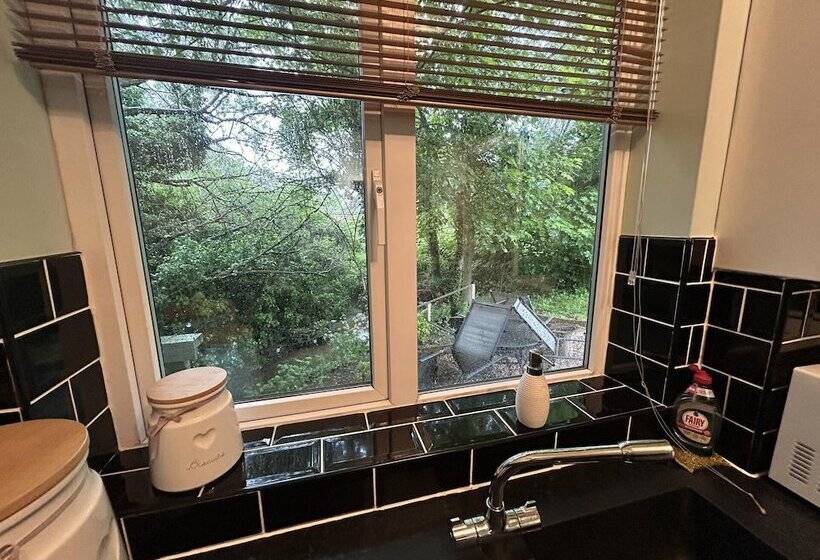 ホテル Cosy And Secluded Brook Side Lodge