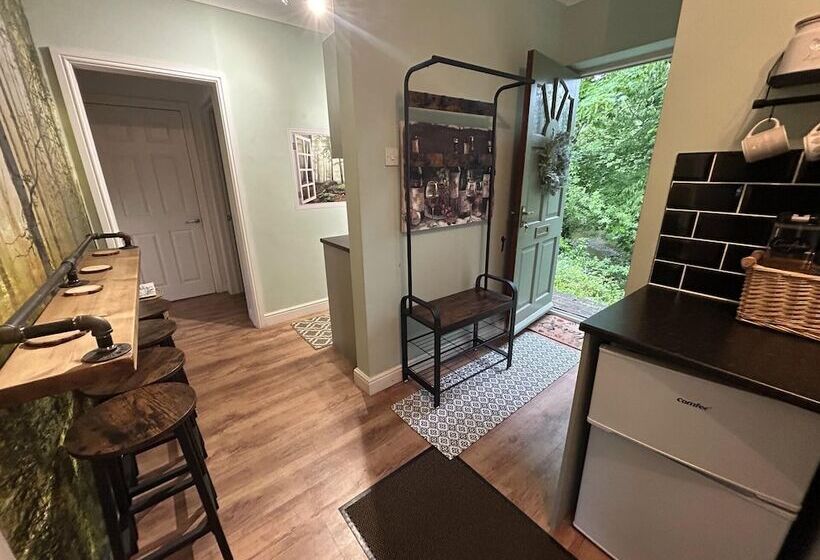 ホテル Cosy And Secluded Brook Side Lodge