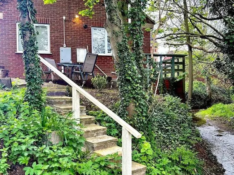 Hotelli Cosy And Secluded Brook Side Lodge