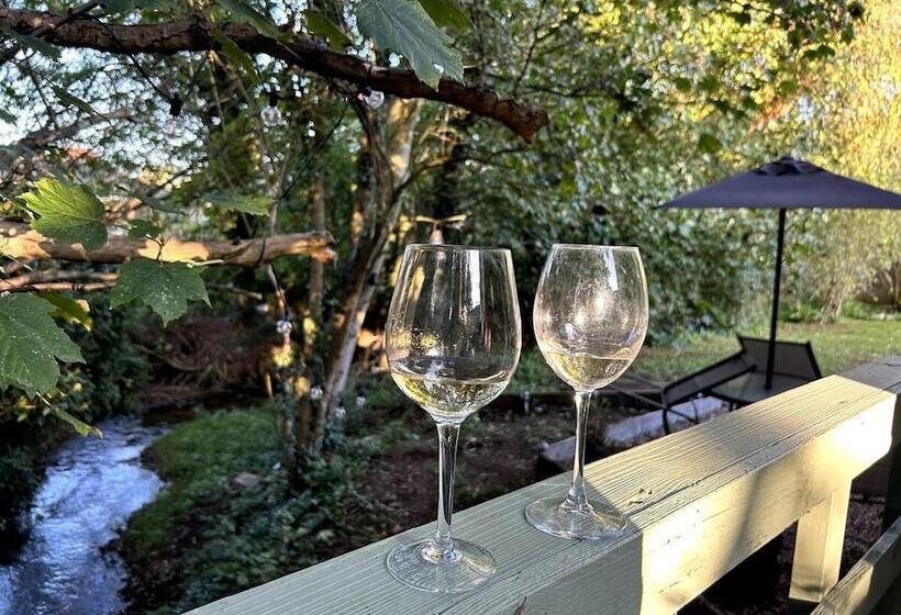 ホテル Cosy And Secluded Brook Side Lodge