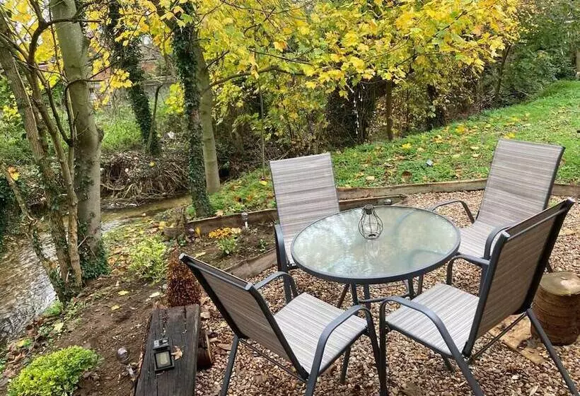 Hotelli Cosy And Secluded Brook Side Lodge