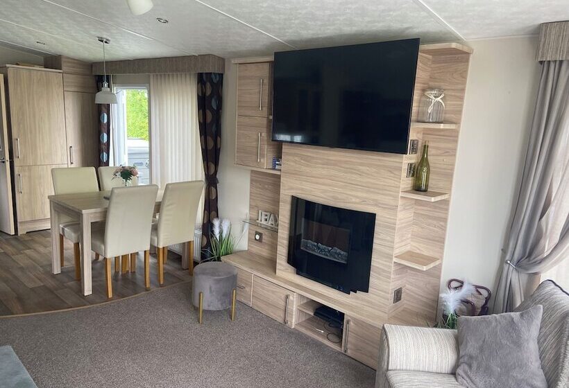 Отель Luxury Rural Hottub Lodge In Northumberland