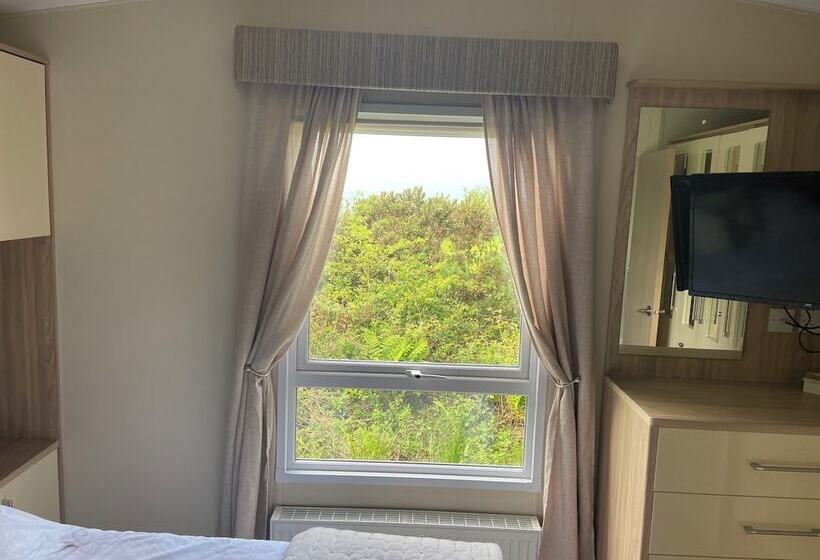 Отель Luxury Rural Hottub Lodge In Northumberland