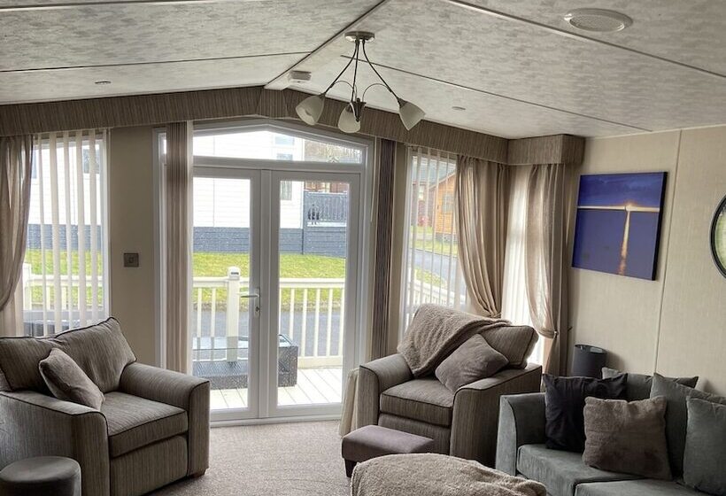 Отель Luxury Rural Hottub Lodge In Northumberland