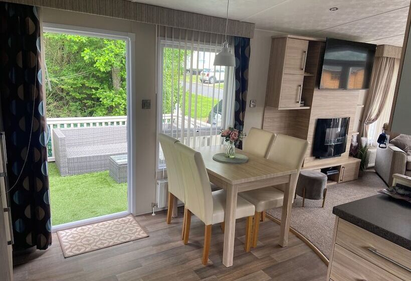 Отель Luxury Rural Hottub Lodge In Northumberland