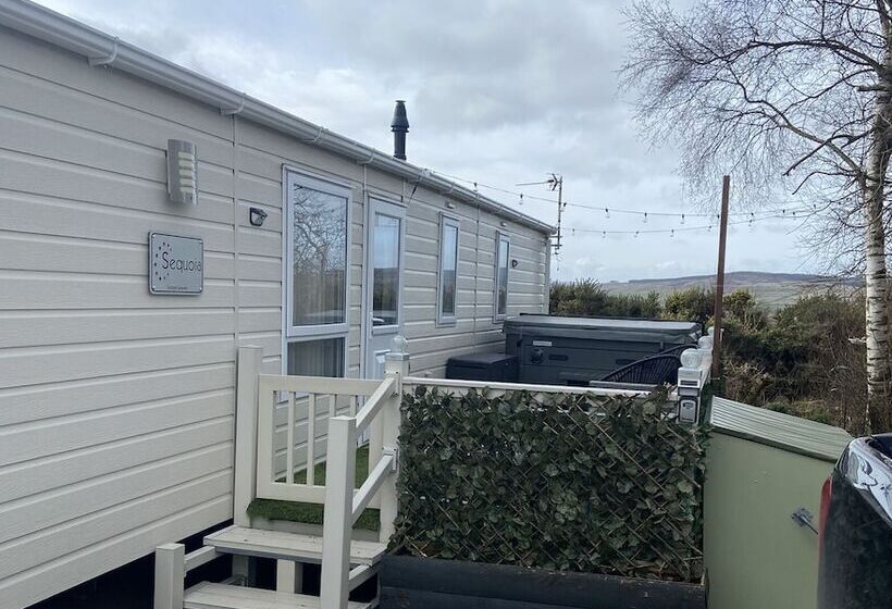 Отель Luxury Rural Hottub Lodge In Northumberland