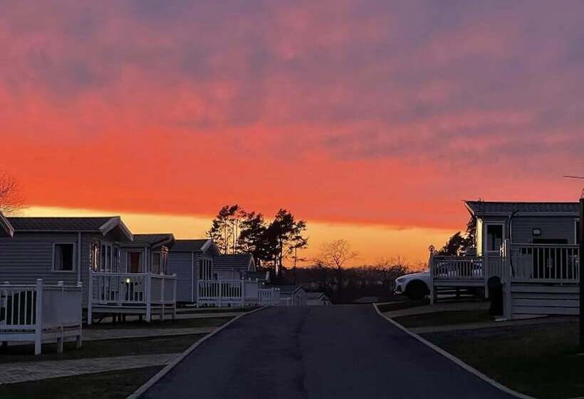 Отель Luxury Rural Hottub Lodge In Northumberland