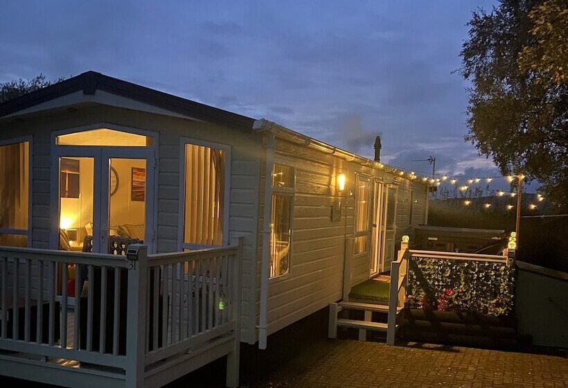 Отель Luxury Rural Hottub Lodge In Northumberland