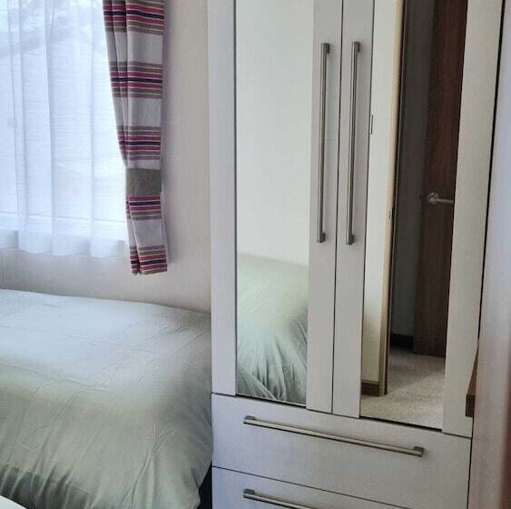 هتل Stunning Seaside Lodge Nr New Forest 2 Bed