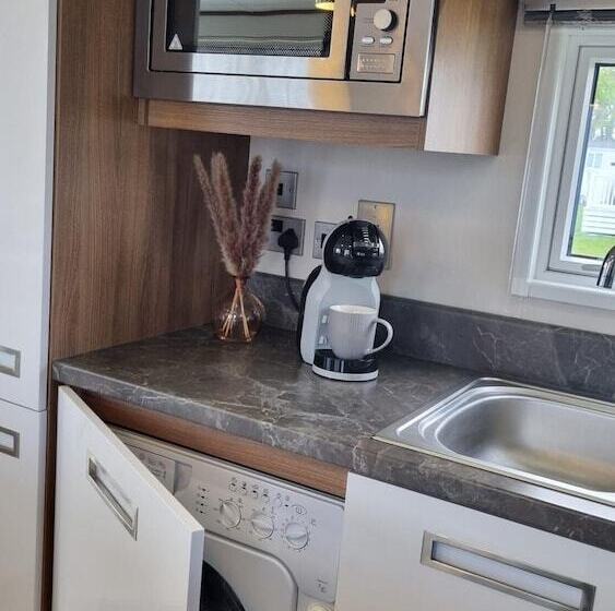 هتل Stunning Seaside Lodge Nr New Forest 2 Bed