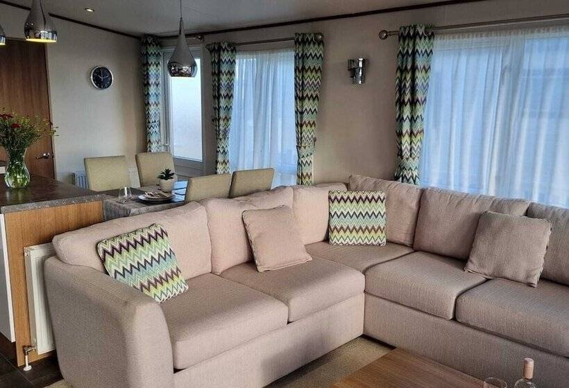 هتل Stunning Seaside Lodge Nr New Forest 2 Bed