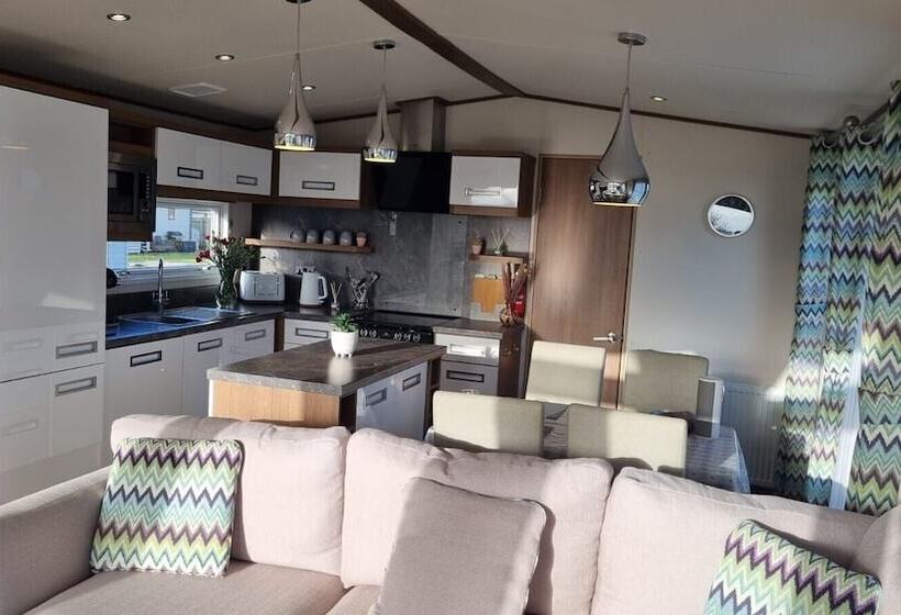 هتل Stunning Seaside Lodge Nr New Forest 2 Bed