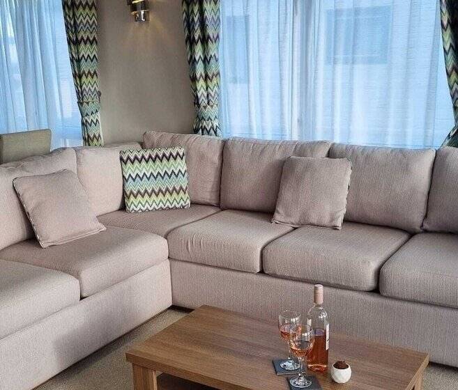 هتل Stunning Seaside Lodge Nr New Forest 2 Bed