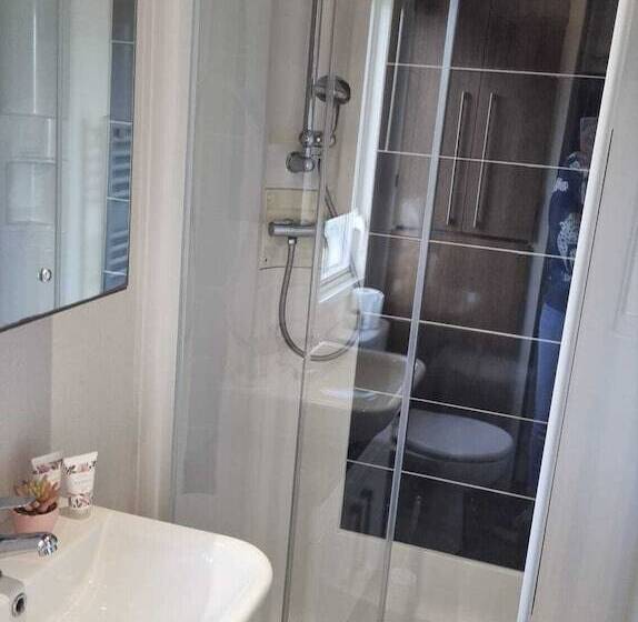 هتل Stunning Seaside Lodge Nr New Forest 2 Bed