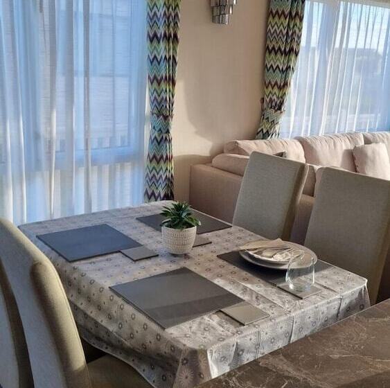 هتل Stunning Seaside Lodge Nr New Forest 2 Bed