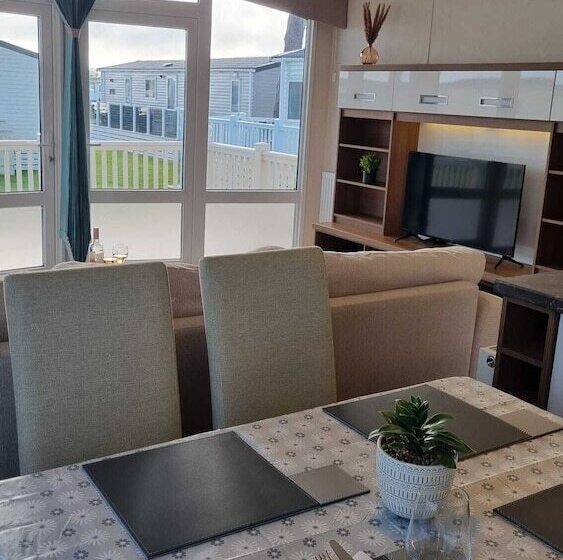 هتل Stunning Seaside Lodge Nr New Forest 2 Bed