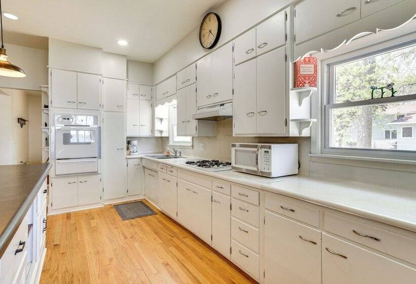 Lakeside Litchfield Home W/ Patio & Gas Grill!