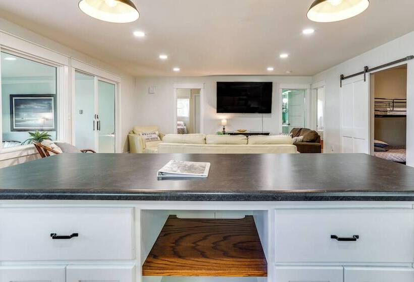 Lakeside Litchfield Home W/ Patio & Gas Grill!