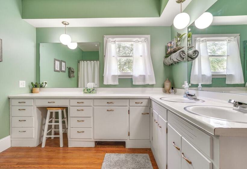 Lakeside Litchfield Home W/ Patio & Gas Grill!