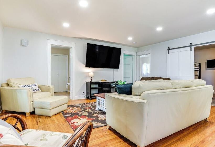 Lakeside Litchfield Home W/ Patio & Gas Grill!