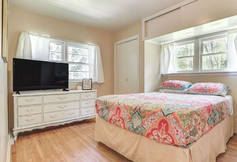 Lakeside Litchfield Home W/ Patio & Gas Grill!