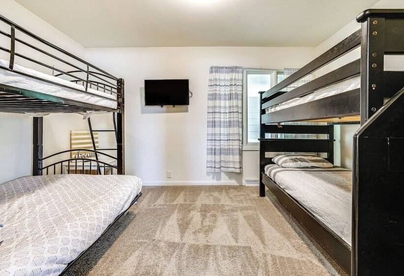 Lakeside Litchfield Home W/ Patio & Gas Grill!