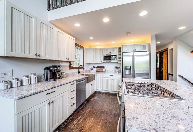 Luxe Appalachian Mountain Cabin W/ Hot Tub, Views