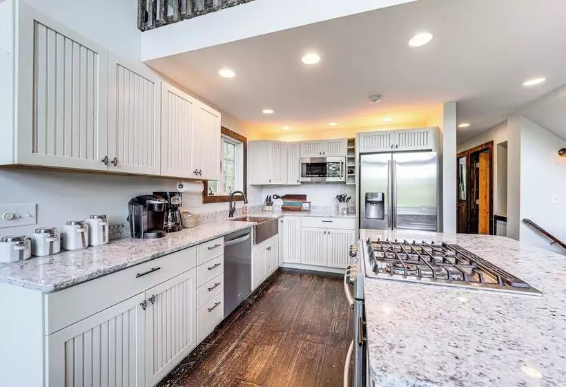 Luxe Appalachian Mountain Cabin W/ Hot Tub, Views