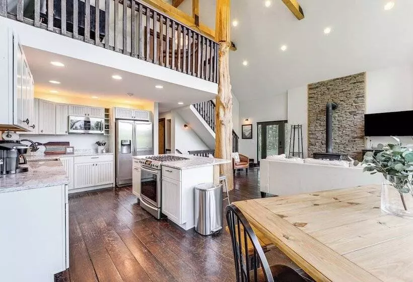 Luxe Appalachian Mountain Cabin W/ Hot Tub, Views