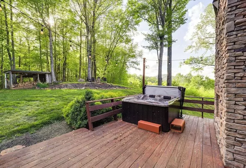 Luxe Appalachian Mountain Cabin W/ Hot Tub, Views