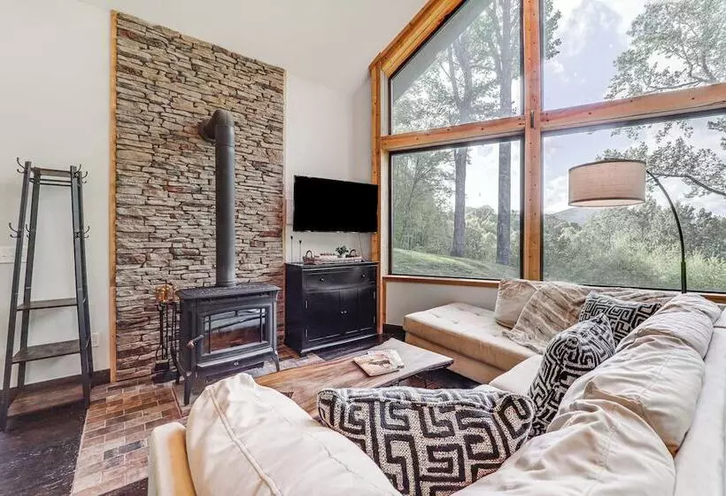 Luxe Appalachian Mountain Cabin W/ Hot Tub, Views