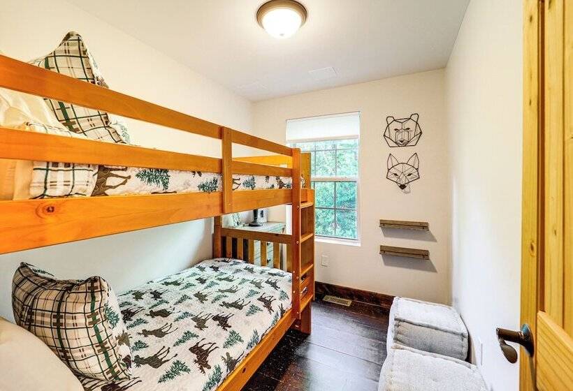 Luxe Appalachian Mountain Cabin W/ Hot Tub, Views