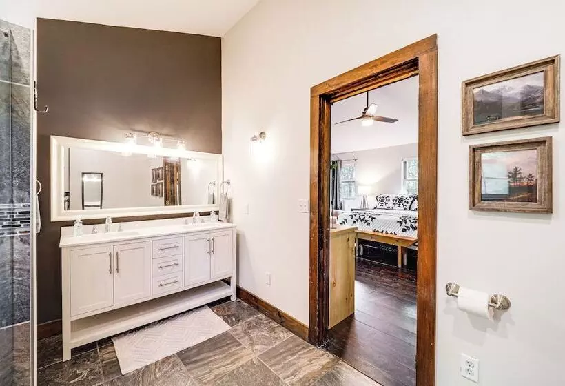 Luxe Appalachian Mountain Cabin W/ Hot Tub, Views