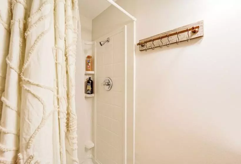 Luxe Appalachian Mountain Cabin W/ Hot Tub, Views