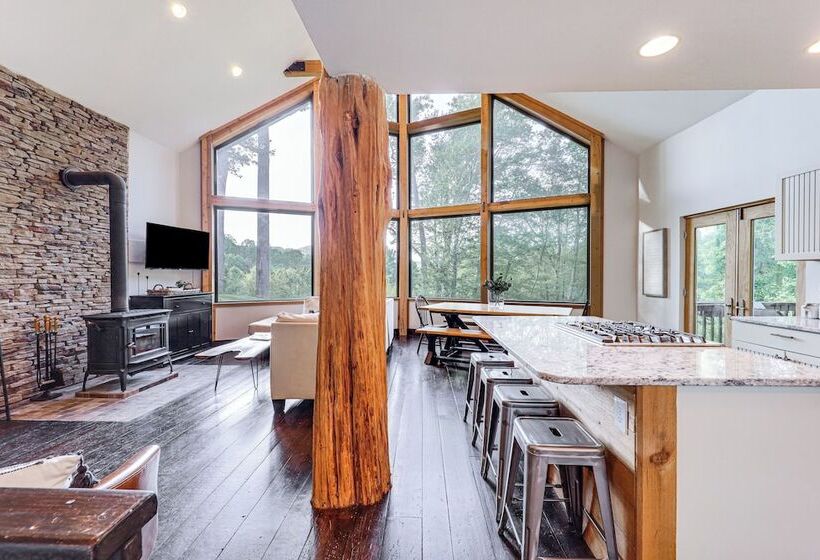 Luxe Appalachian Mountain Cabin W/ Hot Tub, Views