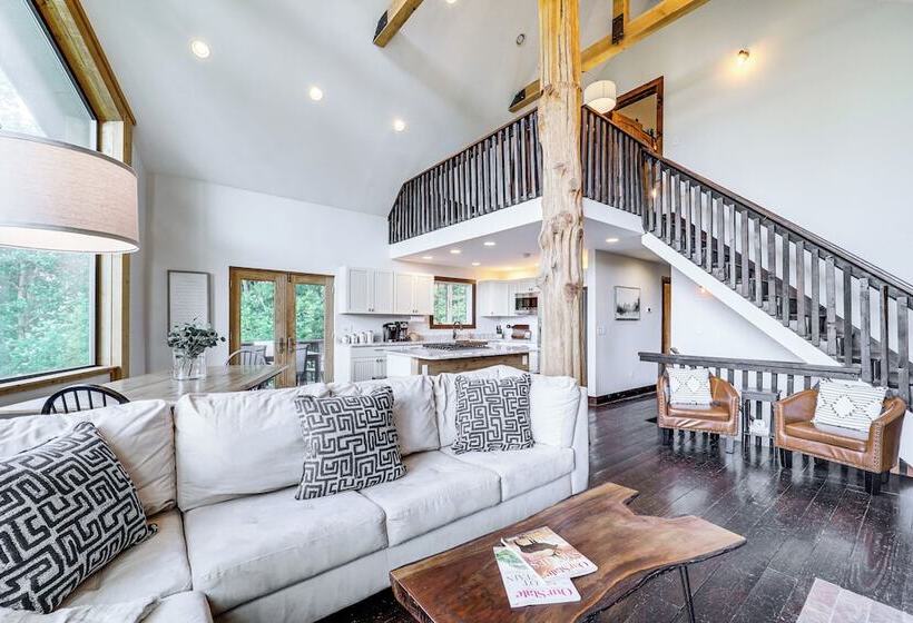 Luxe Appalachian Mountain Cabin W/ Hot Tub, Views