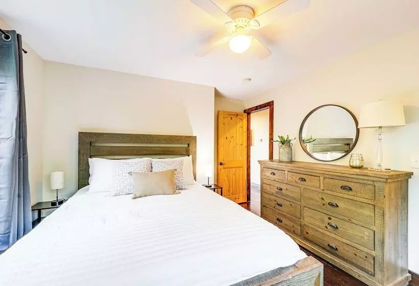 Luxe Appalachian Mountain Cabin W/ Hot Tub, Views