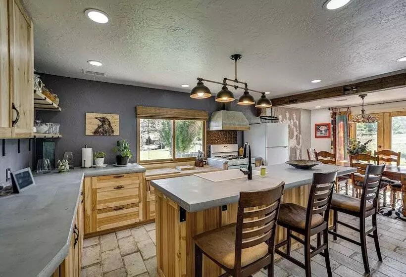 14 Mi To Main Street Moab: Cabin W/ Hot Tub Access