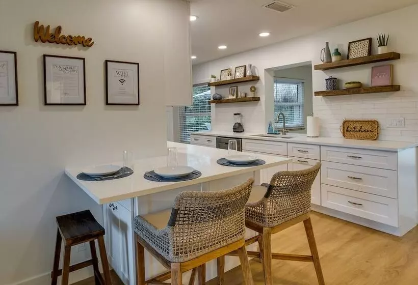 Private Pool + Bar: Palm Beach Gardens Getaway