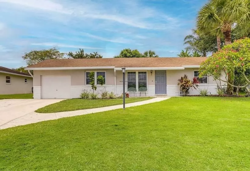 Private Pool + Bar: Palm Beach Gardens Getaway