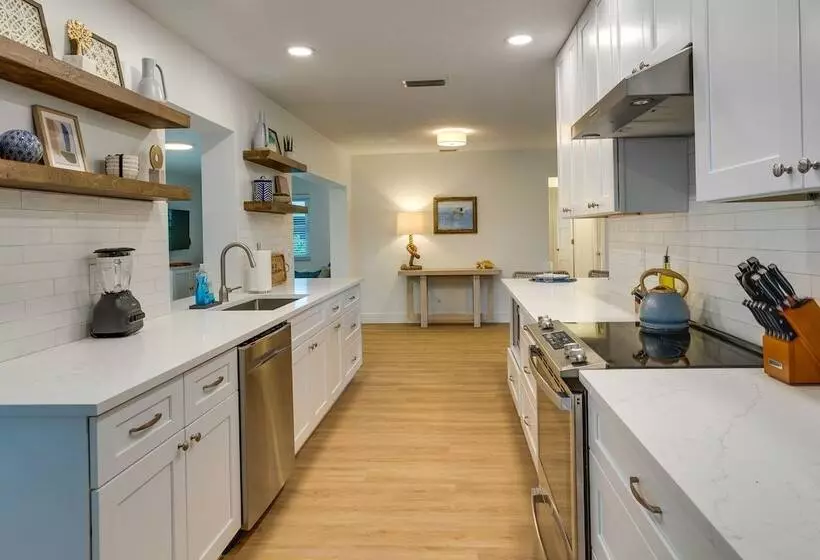 Private Pool + Bar: Palm Beach Gardens Getaway
