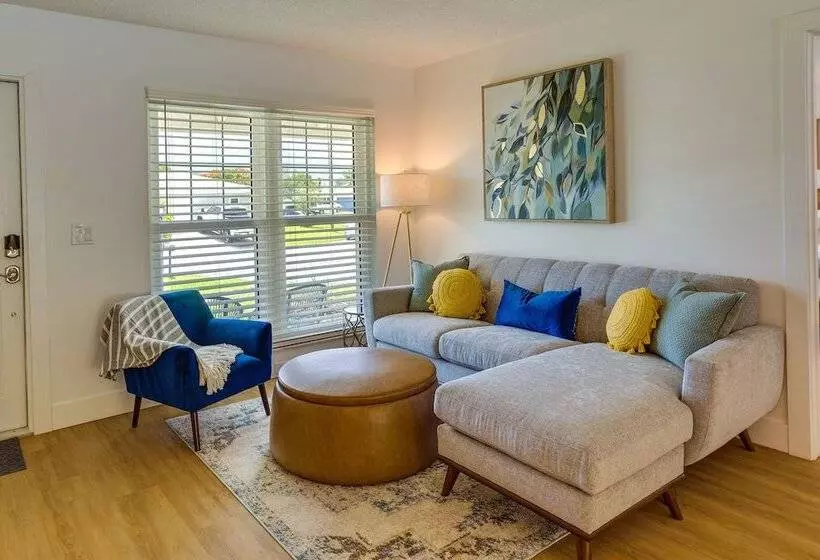Private Pool + Bar: Palm Beach Gardens Getaway