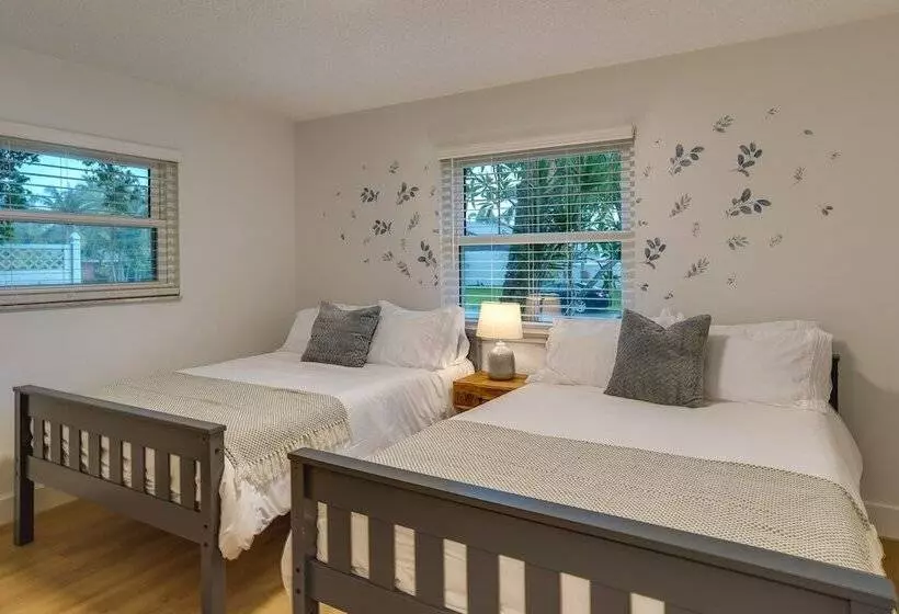 Private Pool + Bar: Palm Beach Gardens Getaway