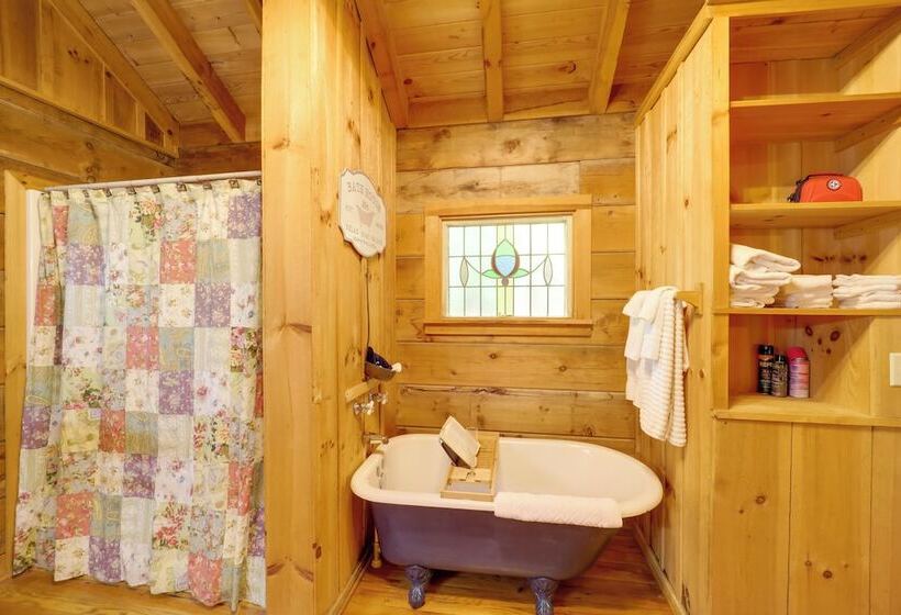 Near Lake Lure: Quiet Cabin W/ Deck & Trail Access