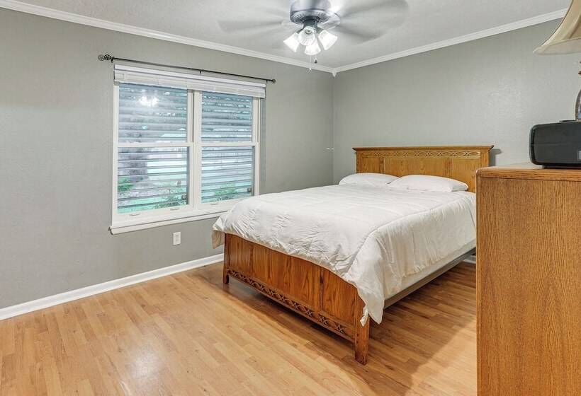 Quiet Family Home W/ Yard ~ 15 Mi To Galveston!