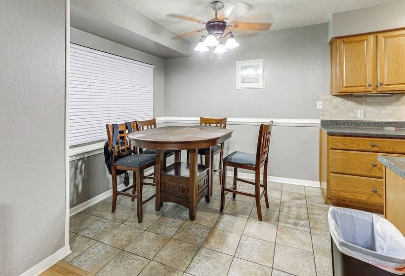 Quiet Family Home W/ Yard ~ 15 Mi To Galveston!