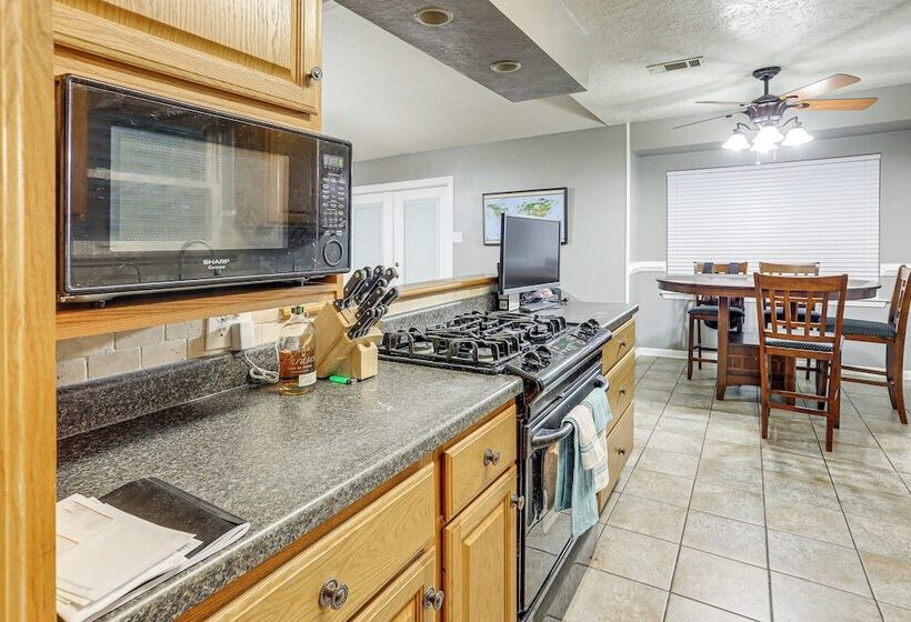 Quiet Family Home W/ Yard ~ 15 Mi To Galveston!