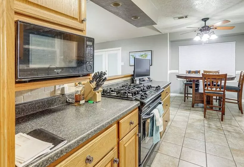 Quiet Family Home W/ Yard ~ 15 Mi To Galveston!