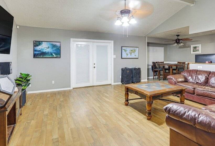 Quiet Family Home W/ Yard ~ 15 Mi To Galveston!