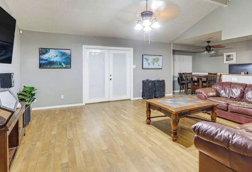 Quiet Family Home W/ Yard ~ 15 Mi To Galveston!
